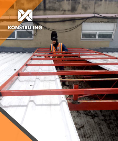 Estructura metálica con anticorrosivo Estructura metálica pintada en anticorrosivo rojo lista para recibir la cubierta